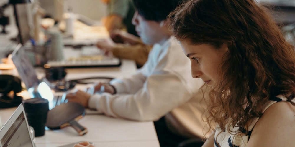 Folk der sidder og koder