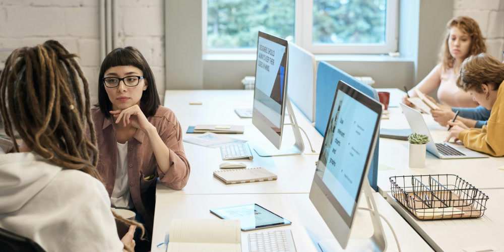 Folk ved computere på et kontor